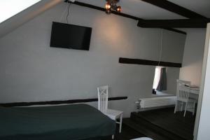 TV a/nebo společenská místnost v ubytování Visby Innerstad Lägenheter & Rum