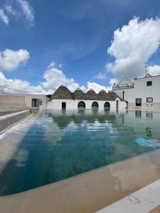 un charco de agua frente a un edificio en Masseria Calandrella, en Noci