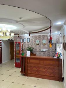 Un restaurante con un mostrador y un refrigerador rojo. en MASSAGET HOTEL, en Nukus 16 fotos más