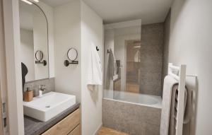 Ένα μπάνιο στο Hotel L'Ecrin Blanc by Odalys