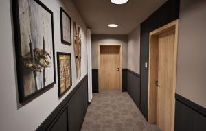 un pasillo con paredes blancas y negras y una puerta en Hotel L'Ecrin Blanc by Odalys, en La Rosière