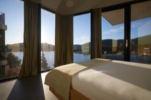 - une chambre dotée de grandes fenêtres offrant une vue sur le lac dans l'établissement Villa Bonaca, à Korčula