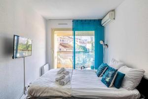 sypialnia z dużym łóżkiem i oknem w obiekcie L'ILOT avec balcon, mignon et charmant, un havre de paix au cœur du centre-ville w Cannes +11 zdjęć