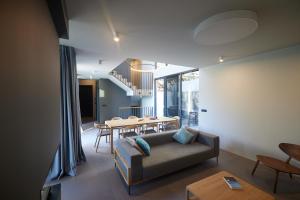 un salon avec un canapé et une table dans l'établissement Villa Bonaca, à Korčula