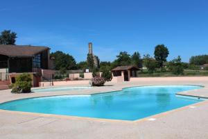 Una gran piscina azul en un patio. en Gîte Les Ribières - gîte n°6, en Les Cars