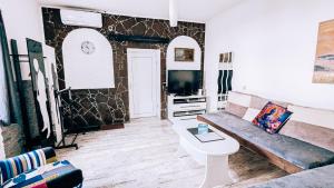 Televízia a/alebo spoločenská miestnosť v ubytovaní LTE Apartments