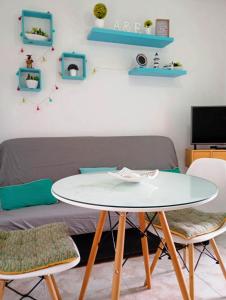 TV a/nebo společenská místnost v ubytování Bright studio with Pool, Torrecilla Beach