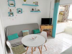 TV a/nebo společenská místnost v ubytování Bright studio with Pool, Torrecilla Beach