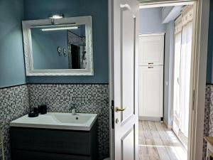 A bathroom at PETITE MAISON ELEGANTE MONOLOCALE CON TERRAZZA