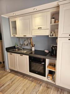 A kitchen or kitchenette at PETITE MAISON ELEGANTE MONOLOCALE CON TERRAZZA