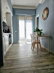 A kitchen or kitchenette at PETITE MAISON ELEGANTE MONOLOCALE CON TERRAZZA