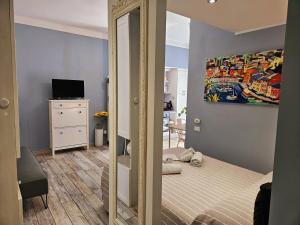 A television and/or entertainment centre at PETITE MAISON ELEGANTE MONOLOCALE CON TERRAZZA