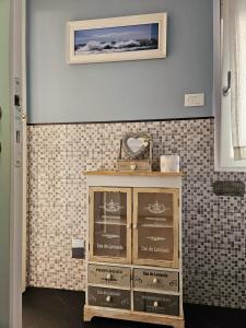 A kitchen or kitchenette at PETITE MAISON ELEGANTE MONOLOCALE CON TERRAZZA