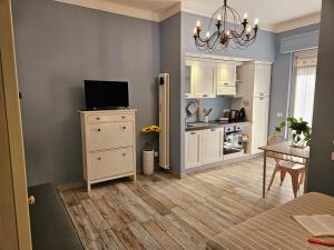 A kitchen or kitchenette at PETITE MAISON ELEGANTE MONOLOCALE CON TERRAZZA