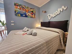 A bed or beds in a room at PETITE MAISON ELEGANTE MONOLOCALE CON TERRAZZA