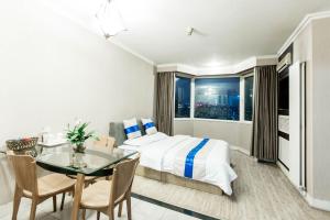 Postel nebo postele na pokoji v ubytování Apartment Champs Elysees