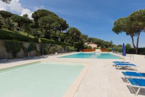 Bazén v ubytování Residence Napoleon - HelloElba nebo v jeho okolí