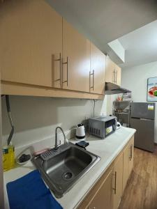 Dapur atau dapur kecil di Flair Towers Condo near MRT Bonifacio and Shaw within Greenfields