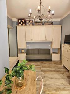 salon z kanapą i stołem w obiekcie PETITE MAISON ELEGANTE MONOLOCALE CON TERRAZZA w mieście Chiavari
