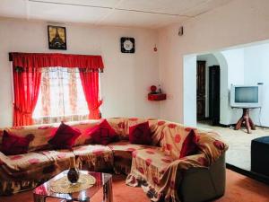 Μια τηλεόραση ή/και κέντρο ψυχαγωγίας στο ANN FIELD BUNGALOW Home Stay