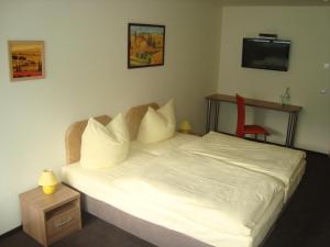 Un pat sau paturi într-o cameră la Hotel Gasthof Goldener Hahn