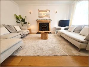 TV a/nebo společenská místnost v ubytování Double & Single Room Options in Quiet, Relaxing Home in Frankfield