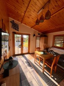 una sala de estar con una cama y una mesa en LandsBy Apartments, en Ostrów Warcki 10 fotos más