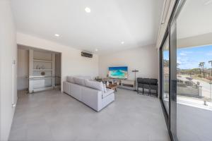 Una televisión o centro de entretenimiento en LUX 4BR and 3BA Villa with Pool Malmokweg 48 by Bocobay