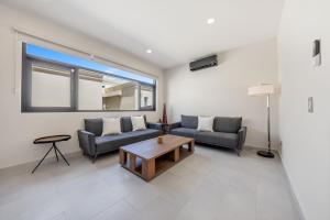 Un lugar para sentarse en LUX 4BR and 3BA Villa with Pool Malmokweg 48 by Bocobay