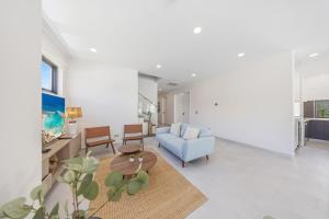 Un lugar para sentarse en LUX 4BR and 3BA Villa with Pool Malmokweg 48 by Bocobay