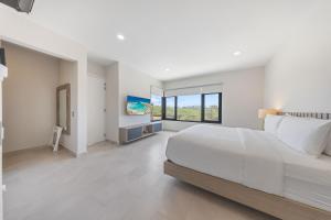 Una cama o camas en una habitación de LUX 4BR and 3BA Villa with Pool Malmokweg 48 by Bocobay