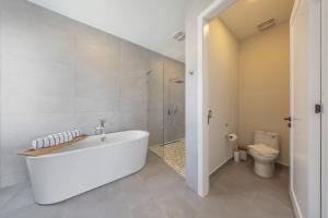 Un baño de LUX 4BR and 3BA Villa with Pool Malmokweg 48 by Bocobay