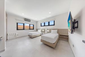 Una cama o camas en una habitación de LUX 4BR and 3BA Villa with Pool Malmokweg 48 by Bocobay 37 fotos más