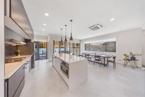 Una cocina o cocineta en LUX 4BR and 3BA Villa with Pool Malmokweg 48 by Bocobay