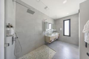 Un baño de LUX 4BR and 3BA Villa with Pool Malmokweg 48 by Bocobay