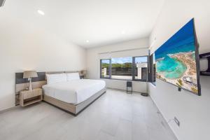 Una televisión o centro de entretenimiento en LUX 4BR and 3BA Villa with Pool Malmokweg 48 by Bocobay
