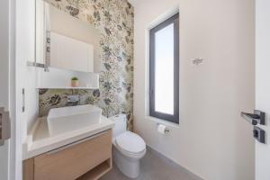 Un baño de LUX 4BR and 3BA Villa with Pool Malmokweg 48 by Bocobay