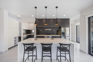 Una cocina o cocineta en LUX 4BR and 3BA Villa with Pool Malmokweg 48 by Bocobay