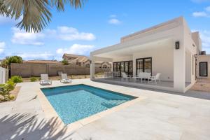 La alberca dentro o cerca de LUX 4BR and 3BA Villa with Pool Malmokweg 48 by Bocobay