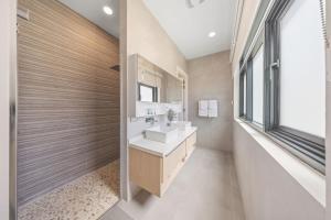 Un baño de LUX 4BR and 3BA Villa with Pool Malmokweg 48 by Bocobay