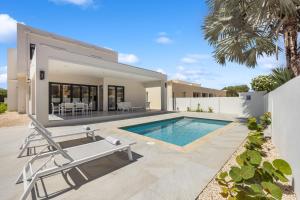 La alberca dentro o cerca de LUX 4BR and 3BA Villa with Pool Malmokweg 48 by Bocobay