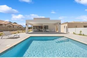 La alberca dentro o cerca de LUX 4BR and 3BA Villa with Pool Malmokweg 48 by Bocobay