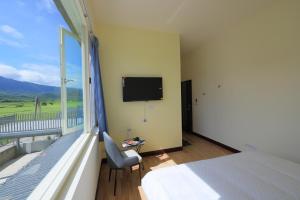 Camera con letto e finestra con TV di Rice B&B a Chishang Altre 28 foto