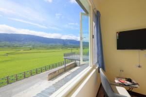 Vista generica sulle montagne o vista sulle montagne dall'interno della stanza in casa privata
