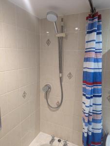 Bilik mandi di Bowgie at Trewerry Cottages - Away from it all, close to everywhere