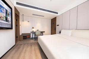 Postel nebo postele na pokoji v ubytování Atour Hotel Guangzhou Baiyun Jiahe Hebian