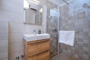 Bilik mandi di Apartments by the sea Martinscica, Cres - 22582