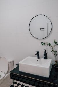a bathroom with a white sink and a mirror at SomeNights in Thong Sala