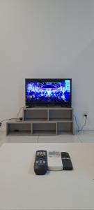 TV a/nebo společenská místnost v ubytování Summer Suite By RSR