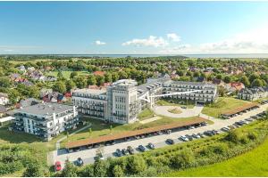 an overhead view of a building with a parking lot at Mehr Meerblick - Stilvolle Ferienwohnung mit Panoramablick auf Ostsee und Saaler Bodden in Wustrow